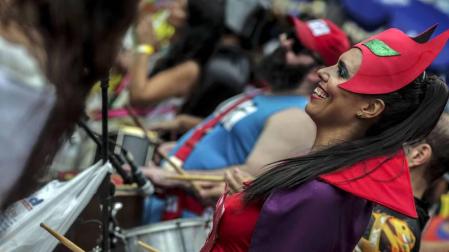 Disfraces tradicionales, bailes, carrozas por tierra y agua... Así están viviendo varias ciudades de Europa y América sus Carnavales
