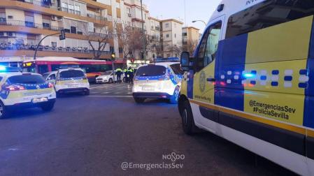 Muere un motorista un semáforo tras atropellar a una mujer en Sevilla