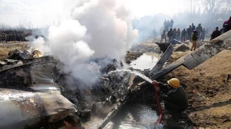 India anuncia que derribó un caza paquistaní y que perdió otro en un combate