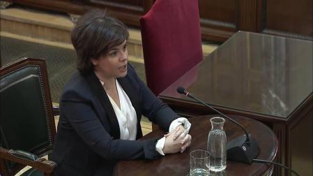 Sáenz de Santamaría sostiene que hubo actuaciones violentas y acoso masivo antes del 1-O
