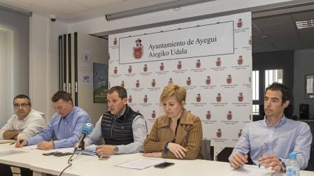 Desde la izquierda, José Luis Etayo, Leo Camaces, Juan Mari Yanci, Conchi Galdeano y Miguel Ángel Martín, ayer durante la comparecencia de Ayegui Unido en el Ayuntamiento de la localidad.