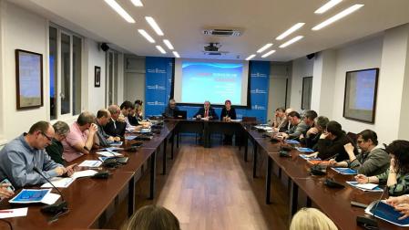 Un momento de la reunión entre consejero y alcaldes.