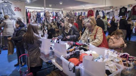 Los saldos de las prendas que ya están fuera de temporada son un atractivo para los compradores.