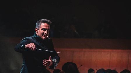 Constantino Martínez-Orts, dirigiendo un concierto.