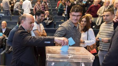 Los compromisarios votan en la pasada asamblea del 3 de noviembre en Baluarte. A la izquierda, el Directivo Ignacio Yániz.