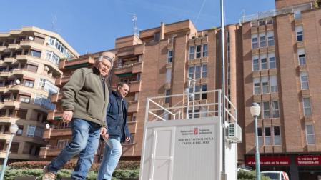 Dos hombres pasan junto a la estación de medición de Tudela.