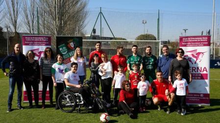 Familias del Grupo de Enfermedades Raras de Navarra (GERNA) y jugadores de Osasuna y Osasuna Magna (Xota), el martes en Tajonar.