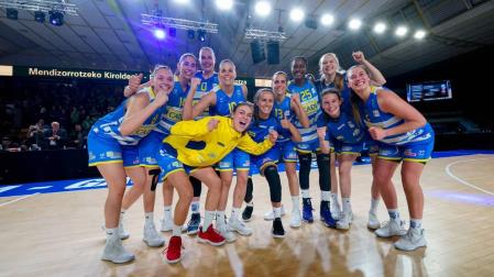 La navarra Irati Etxarri, a la izquierda con el dorsal 8, celebra el pase a semifinales tras superar al Araski.