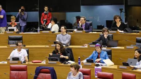 Un Parlamento dividido califica la desaparición de Caja Navarra de "evitable"