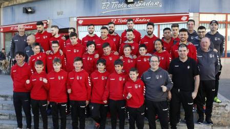 Los jugadores del equipo infantil, que disputa la Minicopa, posan junto a los de Osasuna Magna antes de salir hacia Valencia.