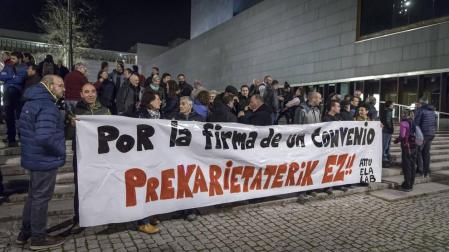 Trabajadores de TCC, concentrados ayer noche frente a la sede de la Mancomunidad, gestora del transporte comarcal.