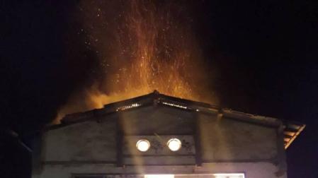 Un muerto y dos evacuados al incendiarse una fábrica abandonada en San Sebastián