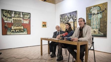 De izda a dcha: José Corredor-Matheos, Maitena Muruzábal y Alfredo Díaz de Cerio, rodeados de tres grandes obras del artista en las que el metal fue protagonista.