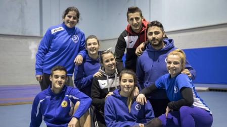 De izda. a dcha., Iñaki Arbea (sentado), Itziar Rekalde (de pie), Elena Arbea (de rodillas), Aintzane Gorria (de rodillas),  Miren Huarte (sentada), Atanas Dayliev (de pie), Ahmed Panev (de rodillas) y Elena Arraiza (agachada), en el gimnasio del Polideportivo Elizgibela.