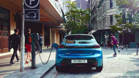REPOSTAJE ELÉCTRICO. Esta imagen supone un hito en la historia de este modelo tan popular. Ahora también dispondrá de un corazón eléctrico.