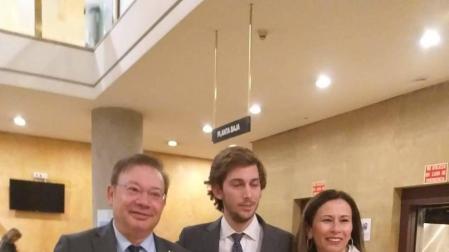 Javier Orduña, a la izquierda, con su hermana y sobrino tras recoger el 26 de febrero la Cruz de Honor de la Orden de San Raimundo de Peñafort, una condecoración del Ministerio de Justicia.
