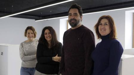 De izquierda a derecha, Arantxa Blanco, de Sportmadness; Marta Pachón, Administración y Gestión para Pymes y Micropymes; Carlos Cantabrana, Diseño Gráfico; y Edurne Almirantearena, de Klikabide.
