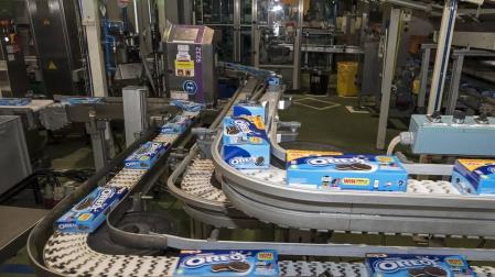 Imagen de un momento de la parte final del proceso, con las galletas ya empaquetadas.