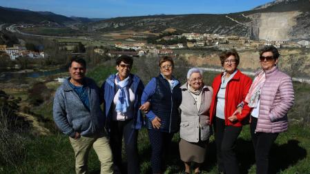 Con Liédena al fondo, desde la izquierda, Miguel Oliver Ruiz, Ana Esther González López, Anabel Latorre Beaumont, Magdalena Leoz Iroz, María Luisa Areso Artajo, y Puri Carlos Artajo.