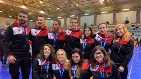 Ocho medallas y título para el Club de Lucha Burlada