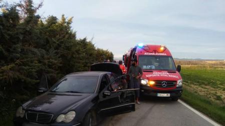 Queda inconsciente tras chocar con su vehículo contra una cuneta