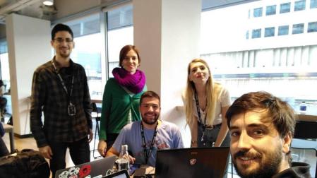 Iñaki Úcar, a la izquierda y de pie. Después aparecen Almudena M. Castro, Juan Martínez, Rosa Narvaez y José Luis Martín-Oar, el resto de los miembros del equipo.