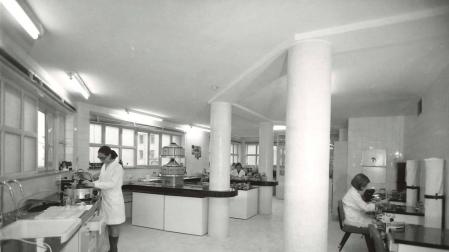 Fotografía de mujeres trabajando en el laboratorio del Hospital de Navarra.