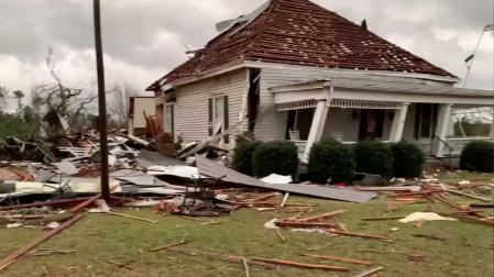Destrozos en hogares ocasionados por el tornado de Alabama.