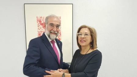 El consejero Domínguez, con la consejera de Sanidad de Aragón, Pilar Ventura.