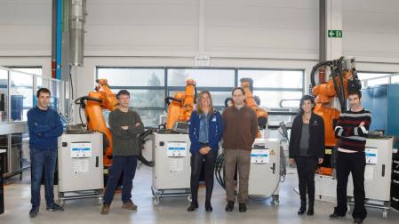 De izquierda a derecha, junto a los robots donados, Asier Gabilondo Marqués (Armeria Eskola), Luis Javier Villanueva Martínez (CIP Lumbier), Ana Mateo Martín (responsable de Mantenimiento del taller de Montaje de Volkswagen Navarra), Alberto Suárez Sanabria (Ribera del Arga), Eugenia Larrea Calvo (responsable de Volkswagen Academy) y Javier Gómez Arriola (CIP Estella).