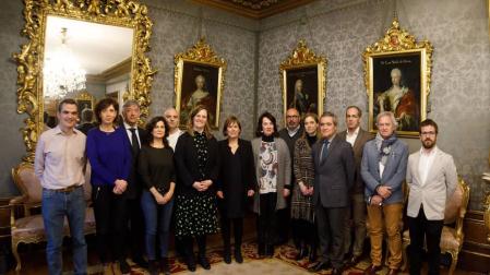 La Presidenta de Navarra, Uxue Barkos, junto a la presidenta del Parlamento, Ainhoa Aznarez, la decana del Colegio Oficial de Arquitectos Vasco-Navarro, Matxalen Acacuso, y e presidente de la delegación Navarra del COAVN, Patxi Chocarro y resto de representantes.