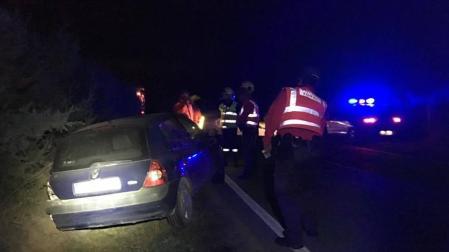 Bomberos y Policía Foral asisten al herido en el accidente de Larraga tras la salida de vía.