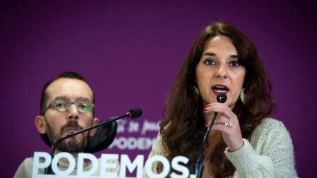 Podemos solicita a Pérez-Reverte que ceda su sitio en la RAE a una mujer