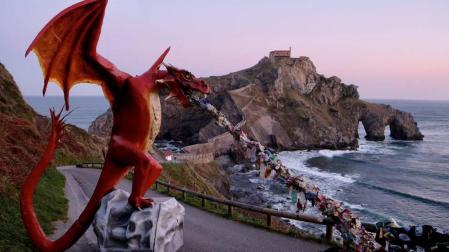 Greenpeace instala un dragón gigante en Gaztelugatxe para denunciar los vertidos de plástico al mar.