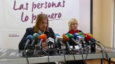 La candidata de Podemos en Ávila dice que la chantajearon para que se retirara.