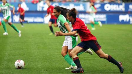 Imágenes del primer partido de fútbol femenino en El Sadar