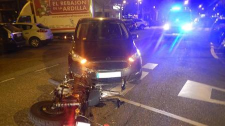 Estado de la motocicleta tras colisionar contra el turismo este lunes en la calle de Monasterio de la Oliva, en Pamplona.