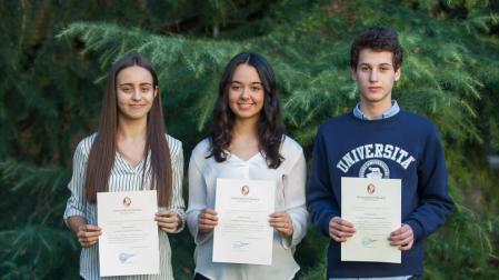 De izquierda a derecha, Maite Losarcos (tercera), Maider Manterola (ganadora) y Tomás de Navascués (segundo).