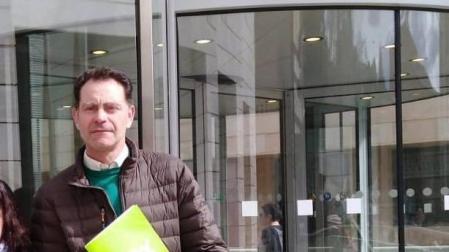 El presidente de Vox en Lleida, José Antonio Ortiz, en la puerta del edificio judicial de Lleida este lunes.