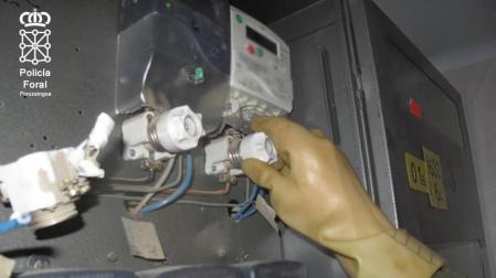 Momento de la comprobación de los contadores en el edificio.