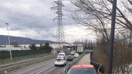 Tres jóvenes dejan empotrado un coche en el paseo del Arga tras huir de un control policial