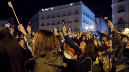 Cacerolada celebrada esta noche en la Puerta del Sol, en Madrid, que da inicio a la jornada de huelga feminista de este viernes.
