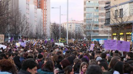 Multitudinaria manifestación por el Día de la Mujer en la capital navarra
