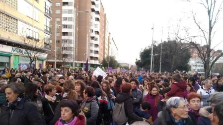 Multitudinaria manifestación por el Día de la Mujer en la capital navarra