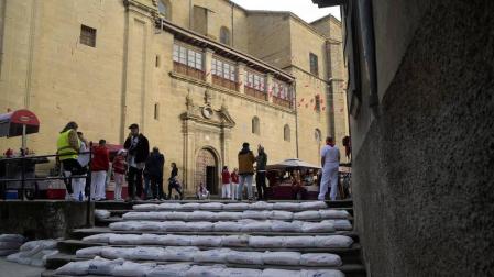 El equipo de rodaje de la película china 'Line Walker II' ha filmado esta semana en tafalla. la escena estrella ha sido la de una persecución de coches que se desarrolla durante un supuesto encierro de san fermín. cientos de navarros han participado en el rodaje como figurantes