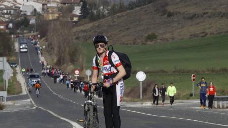 Iñigo Andueza, miembro del grupo scout La Vª Tropa, espera a sus compañeros en un cruce. Es el segundo año que hace la Javierada en bici.