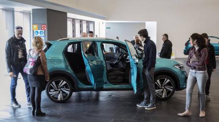 Varias personas observan uno de los modelos del T-Cross expuestos ayer en Baluarte.