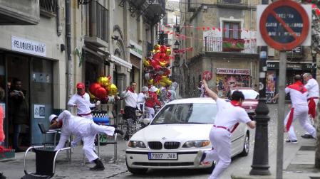 El equipo de rodaje de la película china 'Line Walker II' ha filmado esta semana en tafalla. la escena estrella ha sido la de una persecución de coches que se desarrolla durante un supuesto encierro de san fermín. cientos de navarros han participado en el rodaje como figurantes
