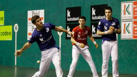 Zabaleta aúpa a Irribarria hacia la final
