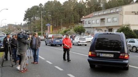 Los coches fúnebres con los dos cuerpos sin vida de un hombre de 46 años, que ha asesinado a su mujer tras lo cual se ha quitado la vida en Pontevedra.